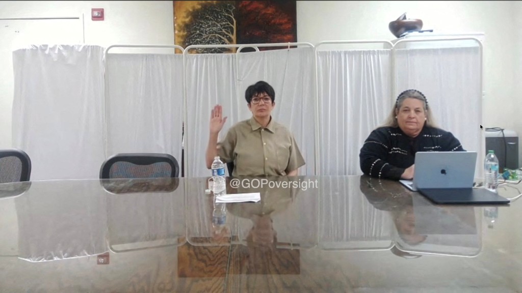 愛潑斯坦的前女友兼助手馬克斯韋爾（左）拒向國會作證。路透社