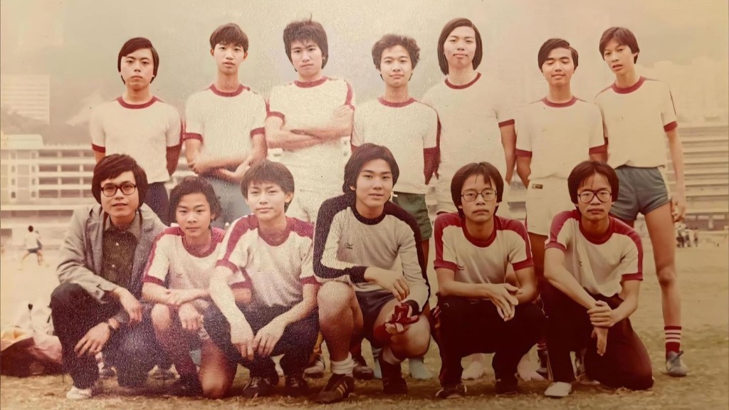 保安局局長鄧炳強今日（24日）在社交網站上載數張中學時期踢足球校隊時的相片。保安局FB圖片