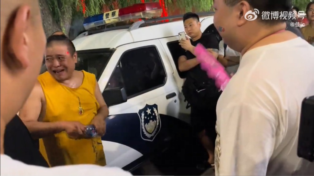 炒賣周杰倫天津演唱會的「黃牛」與圍觀民眾爭執。微博截圖
