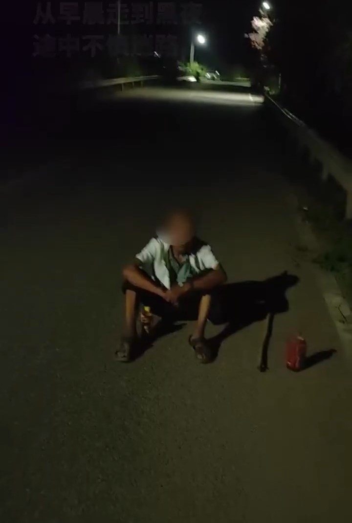 路边监控拍下老翁在街上乱走的情况。封面新闻 路边监控拍下老翁在街上乱走的情况。封面新闻