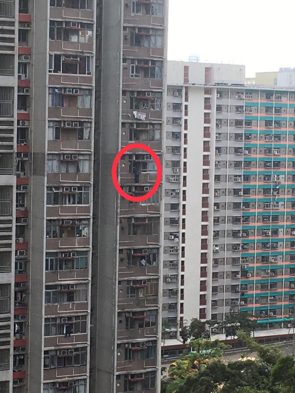 男事主危坐(紅圈)、消防員在場戒備(黃圈) 。讀者提供