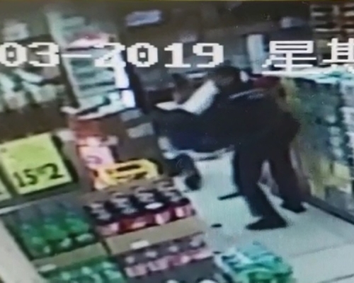 警員開槍擊斃疑犯。片段截圖(短片由佳寶提供)