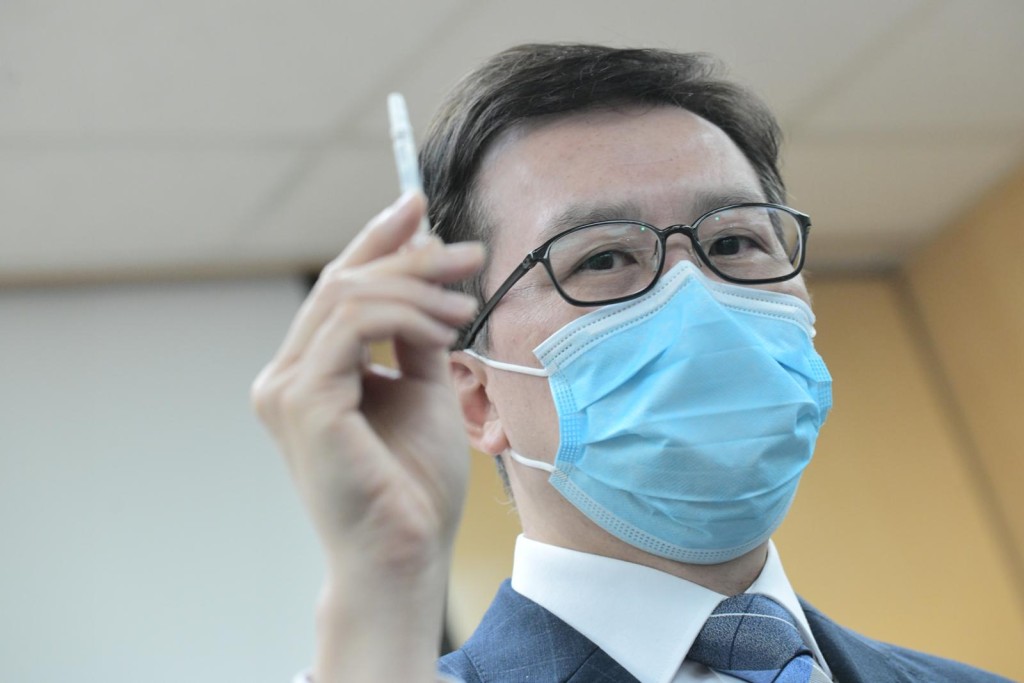 藥劑師崔俊明認為安排接種前，學校應了解家長的看法。