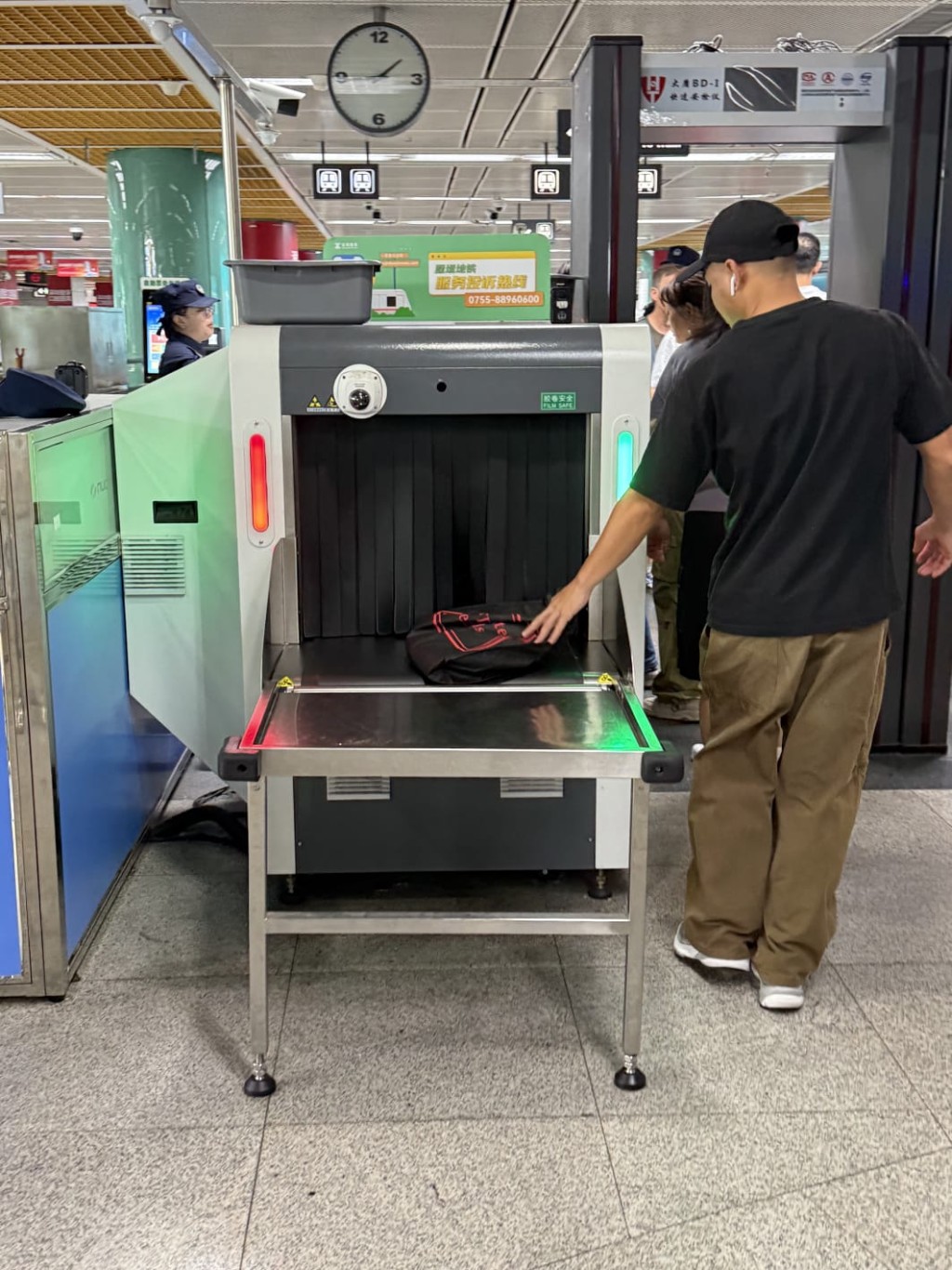 深圳地鐵有兩種不同高度的X光安檢機。 深圳地鐵有兩種不同高度的X光安檢機。