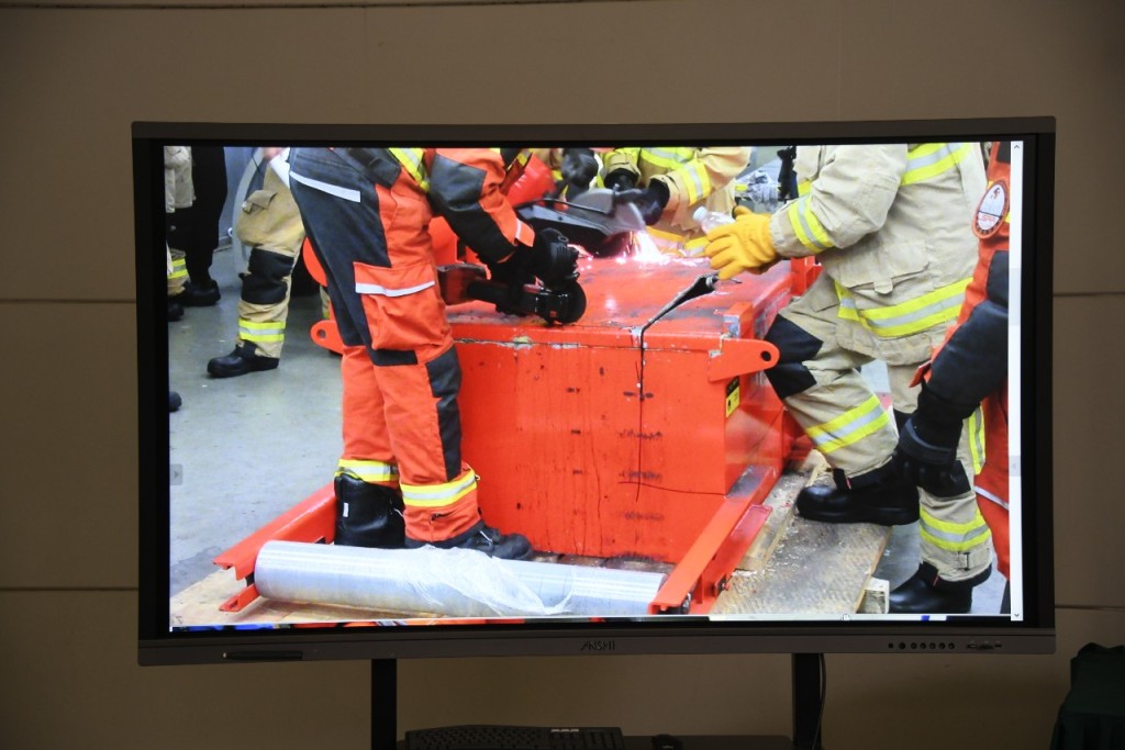 消防处协助下用「剥洋葱」的方式，切开6层金属物料，爆开该机器。