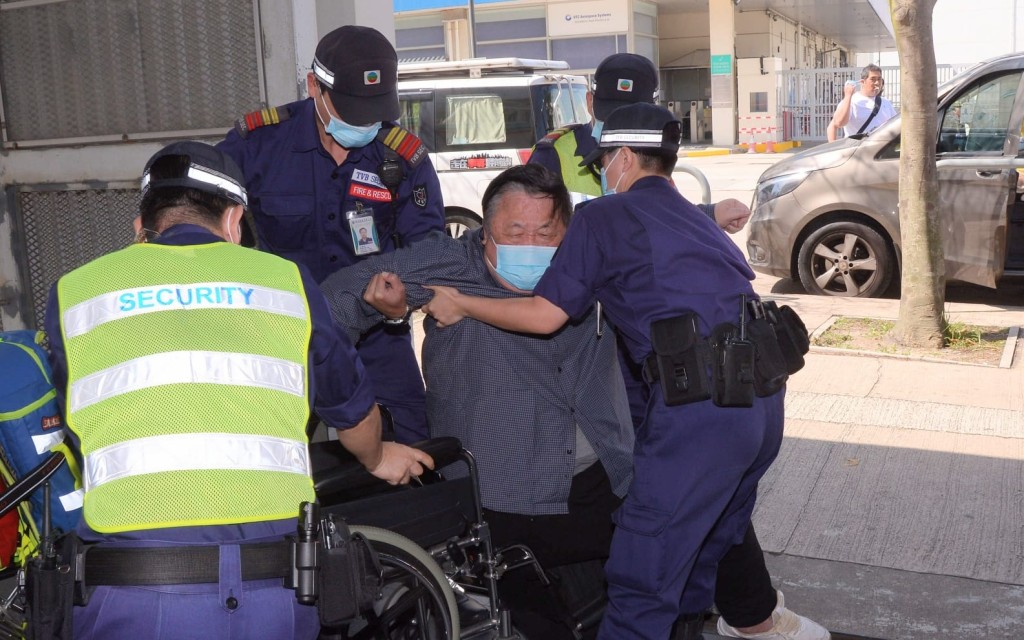 秦煌因跌傷右膊,所以保安扶他起身時勁痛。