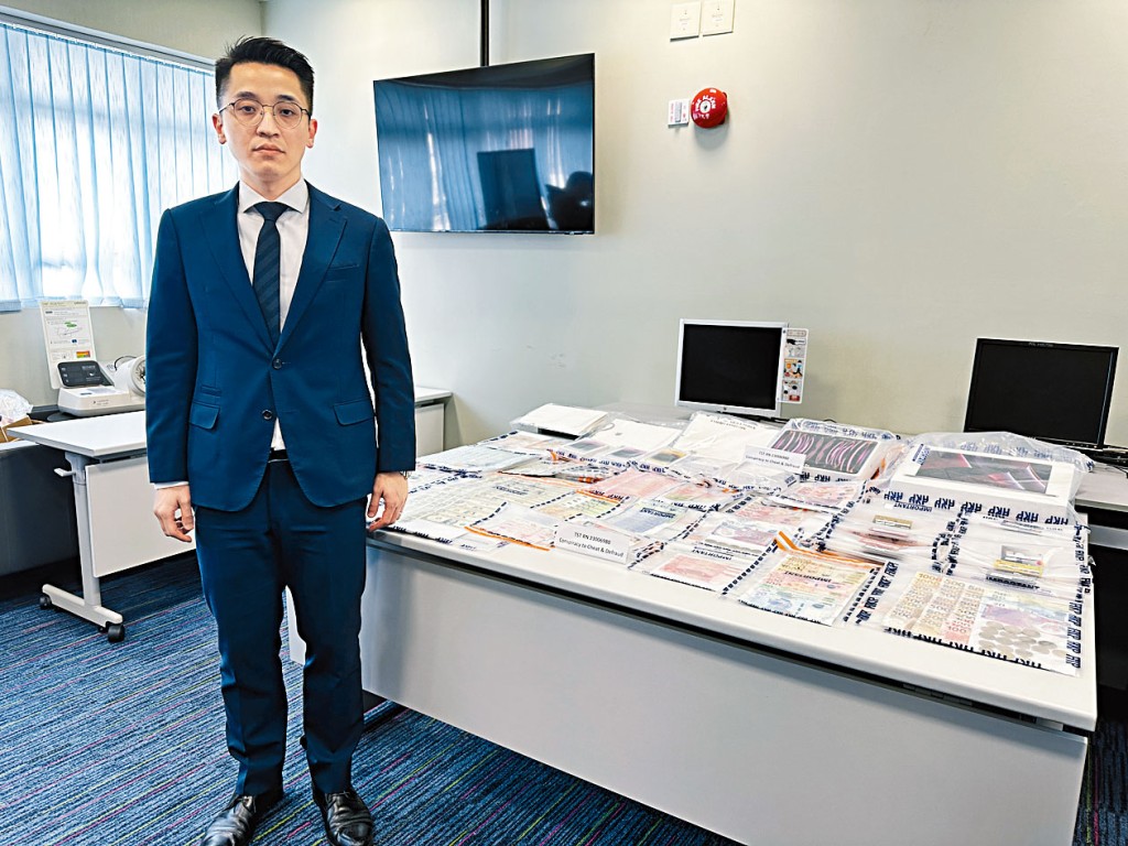 油尖警區重案組第二隊主管雷家雋督察講述案情及展示證物。
