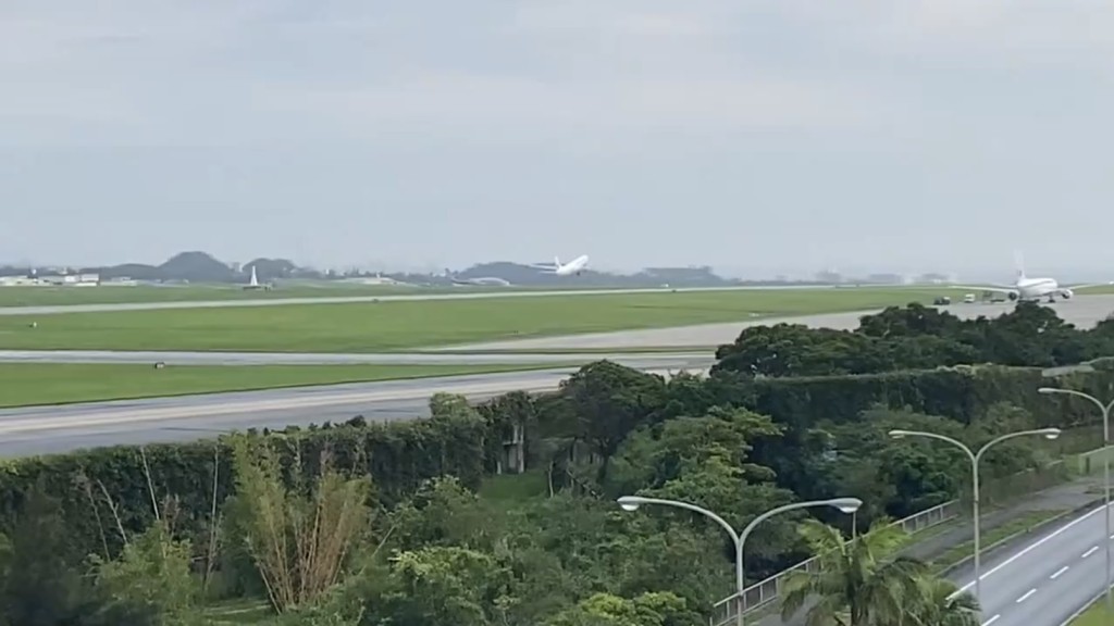 日本越洋航空客机离开嘉手纳空军基地。 X