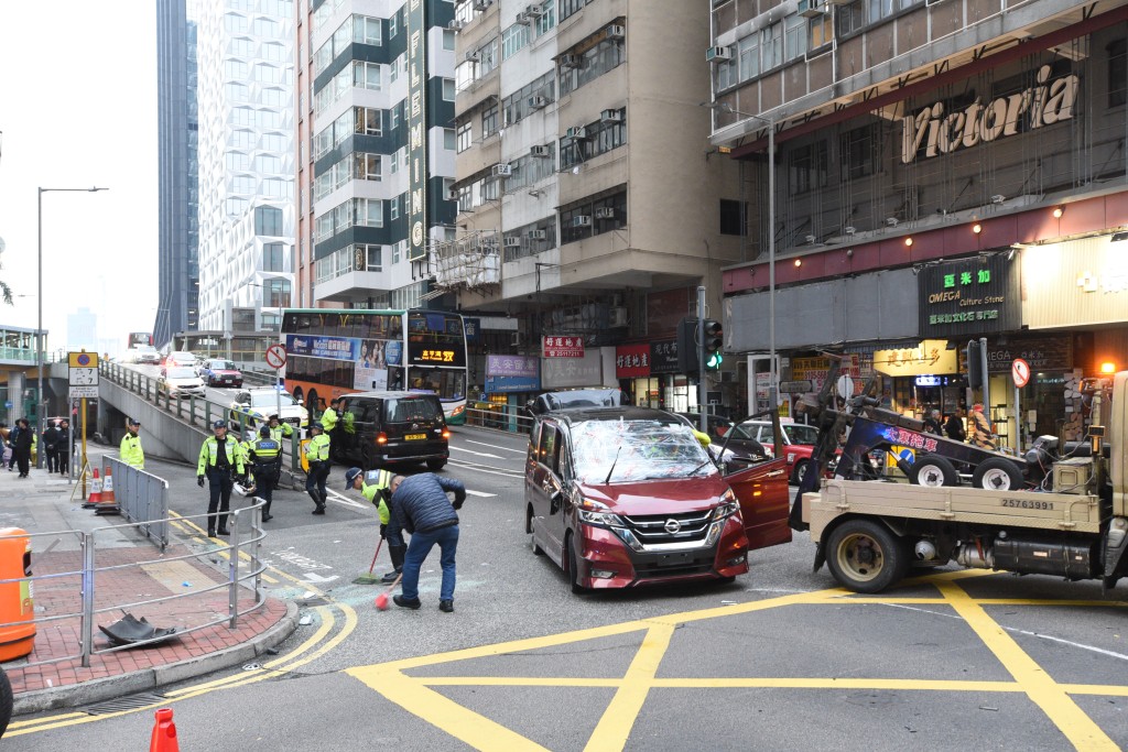 拖車隨後到場，將翻側私家車拉正拖走。尹敬堂攝