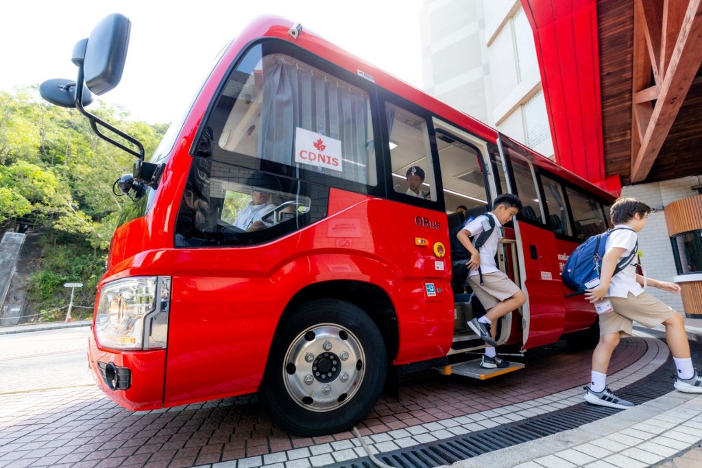 校巴電動化將低碳理念融入教育及校園生活之中。中電源動提供 校巴電動化將低碳理念融入教育及校園生活之中。中電源動提供