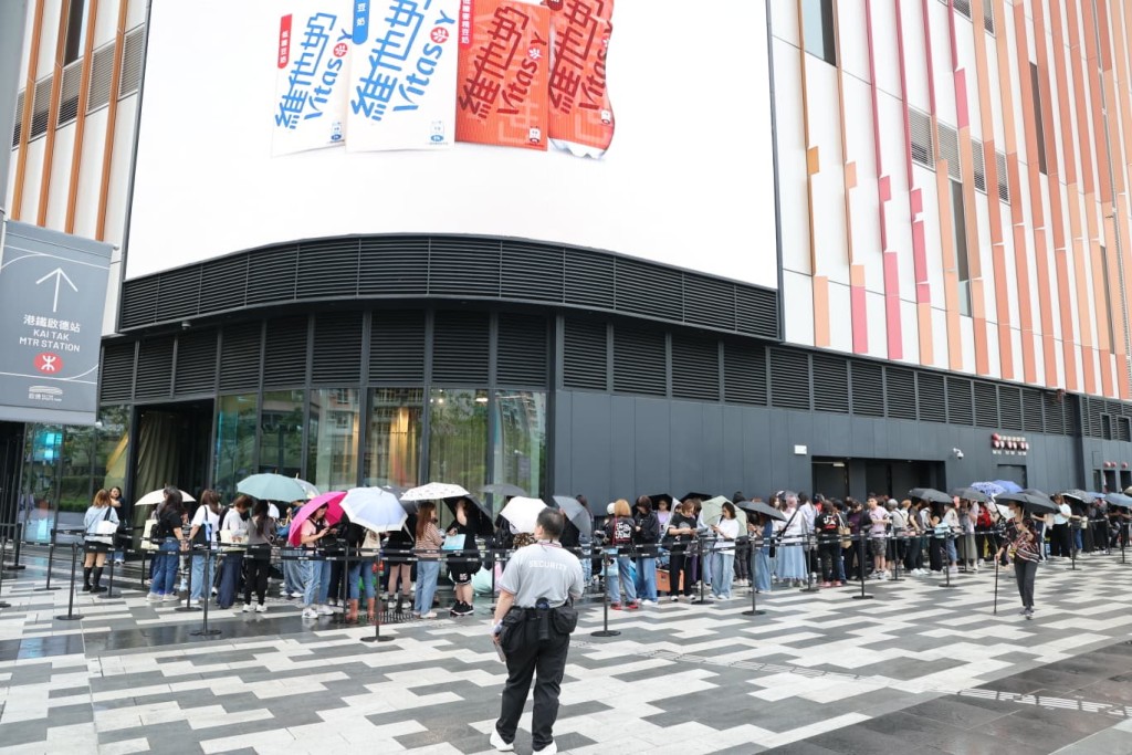 大批「姜糖」一早冒着微雨排隊準備入場。