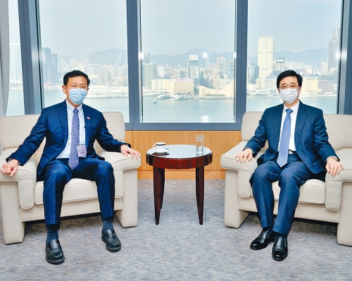 李家超與王乙康會面,就兩地疫情交換意見。