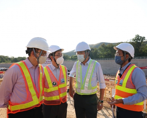 黃偉綸（右二）視察古洞北及粉嶺北新發展區的工程進度。網誌圖片

