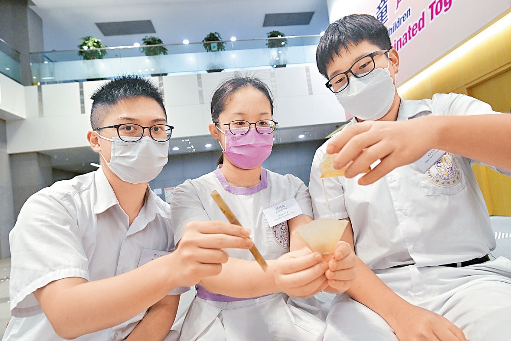 參與「食菌有營3.0」的何卓(右)期望,產品有助市民大眾減少使用塑膠餐具。旁為關澔庭(中)。