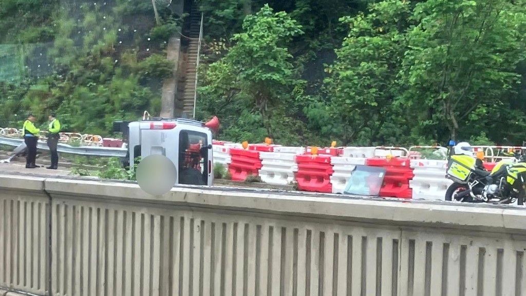 輕型貨車翻側橫亘路中。網上圖片
