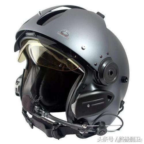 解放军新式战机机师「熊猫头盔」。
