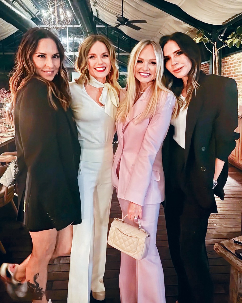 Victoria（右一）上周六依約出席辣妹隊友Emma（右二）的50歲生日派對。