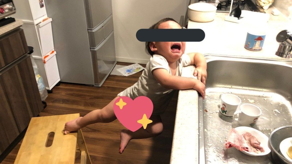 孩子死抓鋅盤，哭着求救。互聯網圖片