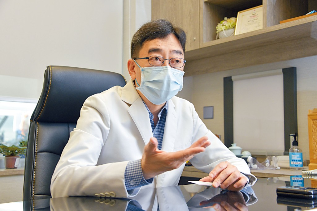 高永文表示,從○三年沙士到今次新冠病毒,政府都採取遏止疫情為方針,動態清零達至短時間控疫效果。