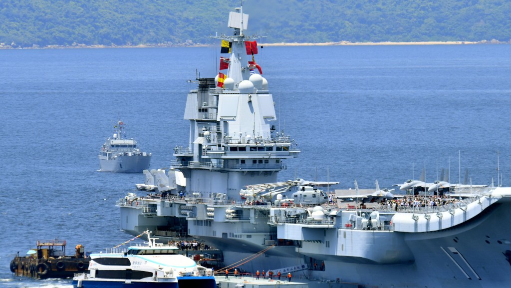 山東艦訪港｜率先開放學生參觀 軍官：冀向香港同胞展示國家強大 激發愛國熱情
