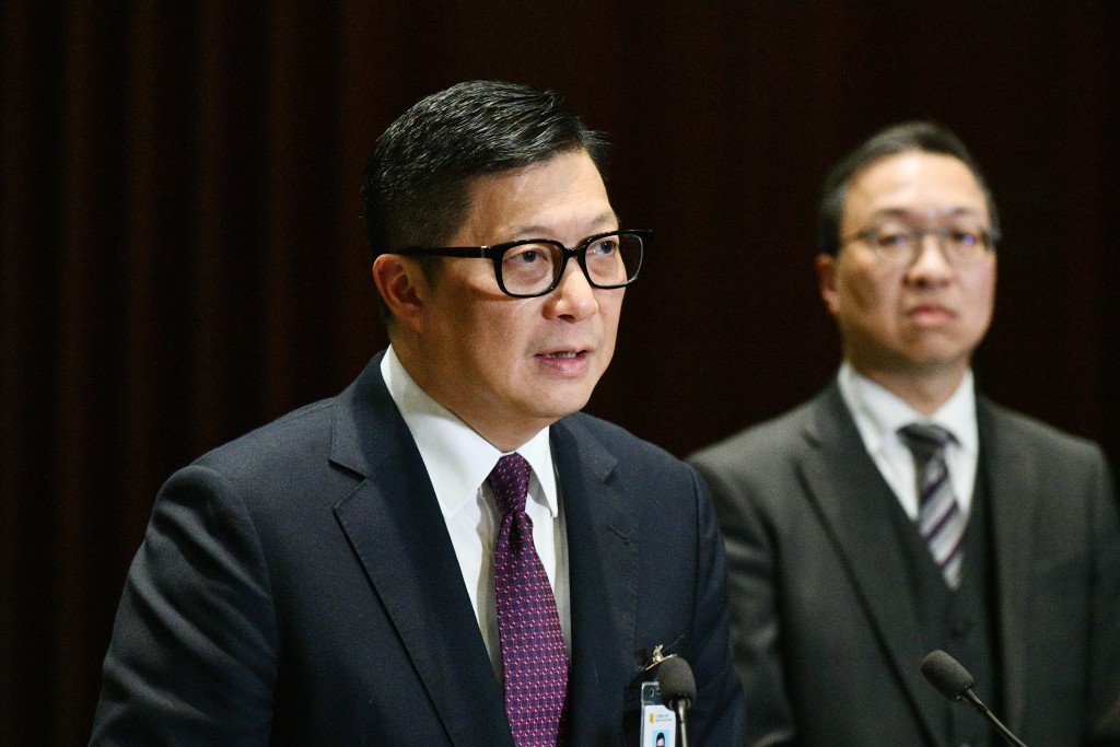 保安局局长邓炳强(左)，律政司司长林定国(右)。资料图片
