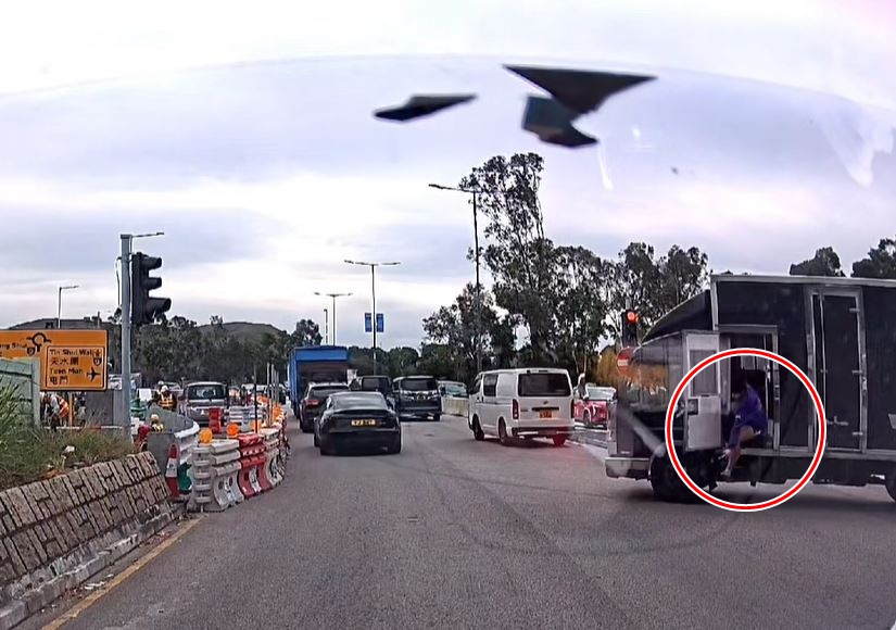 男乘客跌出車外。fb車cam L（香港群組）影片截圖