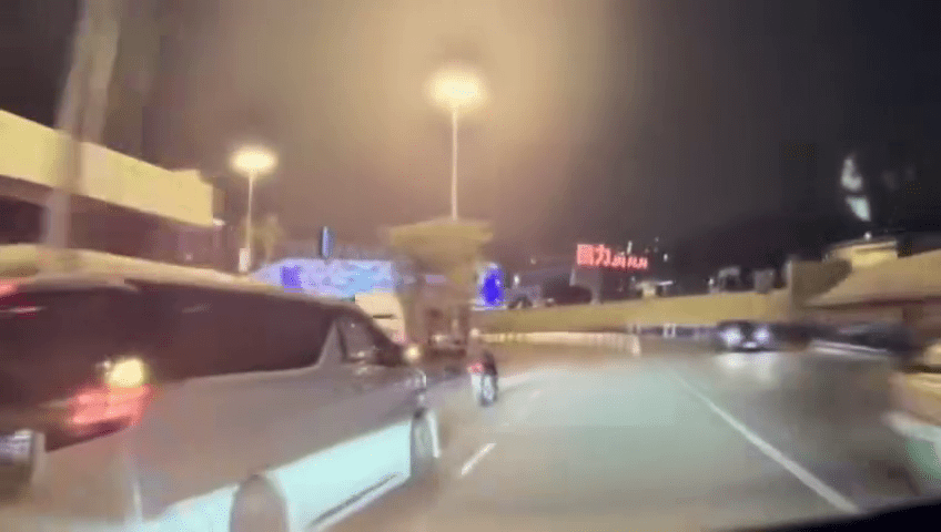 白色七人車入彎時高速超過一部電單車。FB：Confidentdog@澳門交通現場