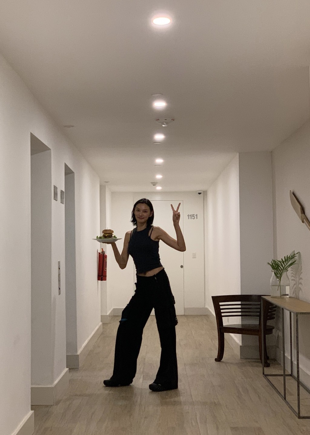 王丹妮年前前往多明尼加拍戲期間,下廚煮意粉慰勞劇組。 王丹妮年前前往多明尼加拍戲期間,下廚煮意粉慰勞劇組。