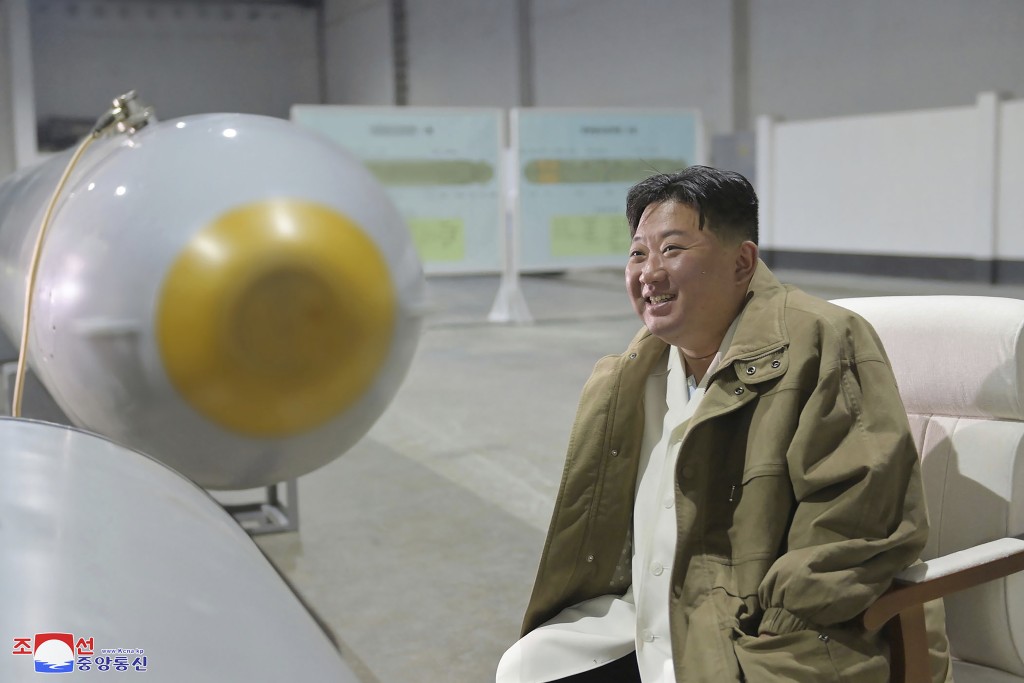 北韓領導人金正恩視察無人水下核攻擊潛艇。AP