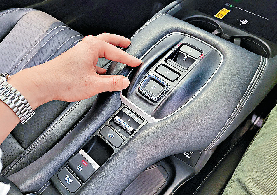 ■懸浮式波棍台採用按鍵安排。