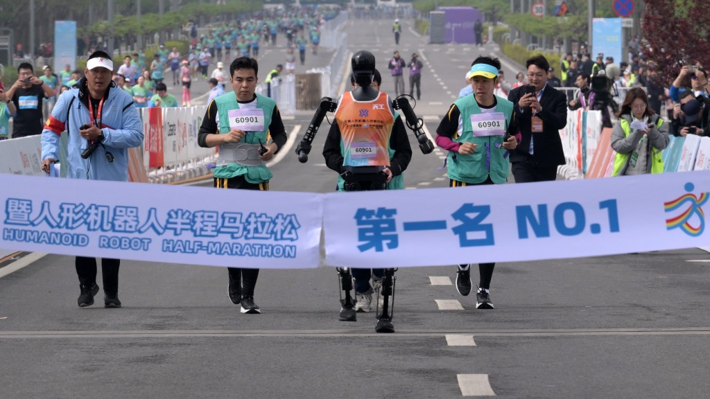 2025北京亦莊人形機械人半馬比賽，天工隊選手天工Ultra（左三）衝向終點。 新華社