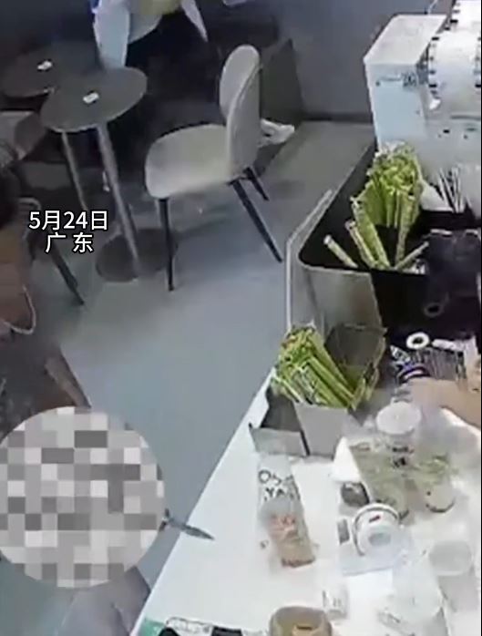 紋身裸漢持刀闖入茶飲店，神勇店員制服後最高獲獎5000元。潮汐視訊