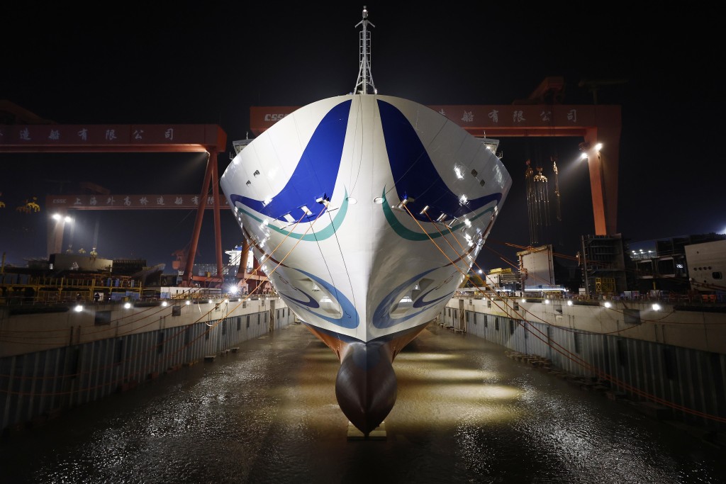 “爱达·花城号”坞内起浮，船坞内开始注水。中新社