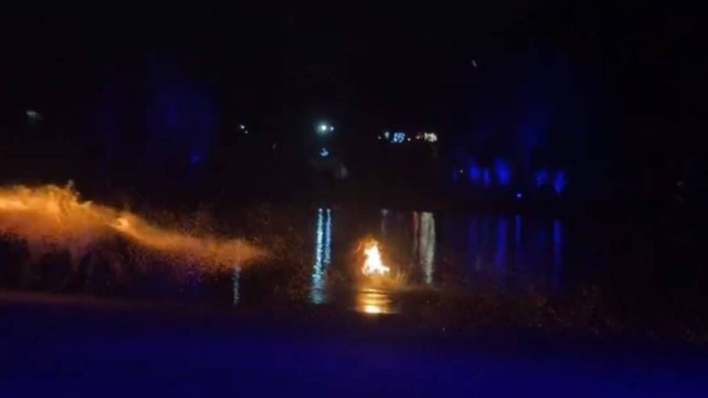 女舞者全身著火，狂奔跳入河中自救。微博