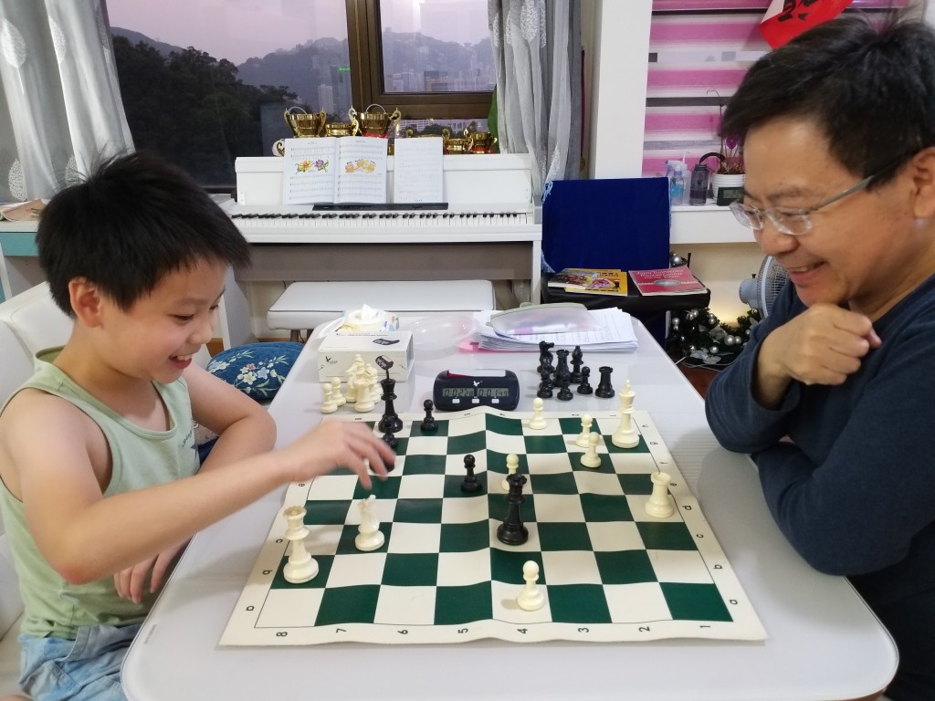 子安爸爸笑言實力追不上兒子,但每周仍會跟兒子下一局棋。