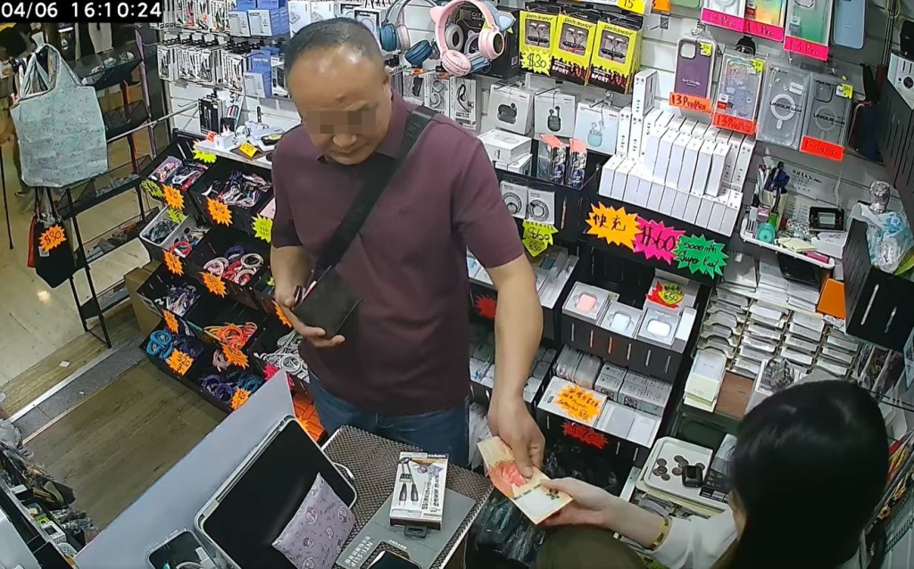 他假意选购一件数十元的货品，并以1,000元钞票付款。fb荃湾友影片截图