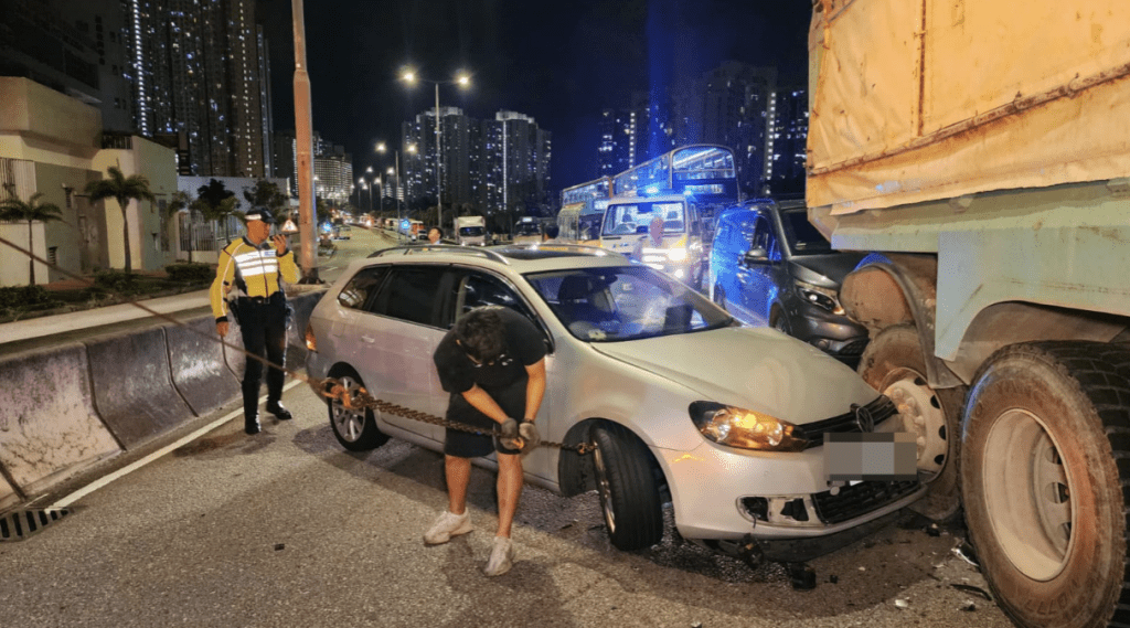 車禍後,私家車由拖車拖走。黎志偉攝 車禍後,私家車由拖車拖走。黎志偉攝