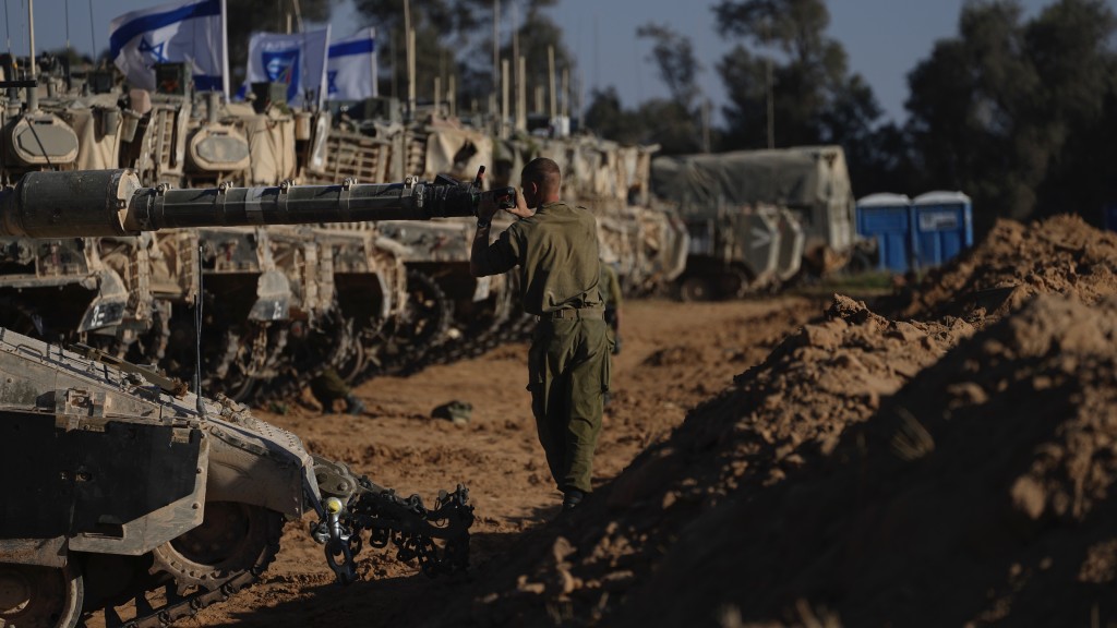 以軍集結在以色列南部加沙邊境附近。 美聯社