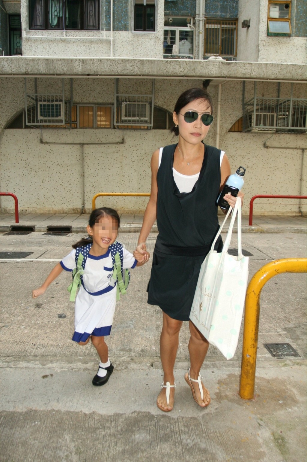 2004年7月彭羚誕下次女林清，之後彭羚繼續專心相夫教女，多年來都未有作公開演出。