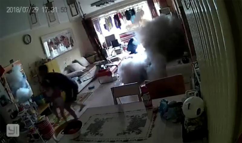 男子抱起女兒逃走。 影片截圖