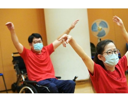 鍾少琼（左二）認為跳輪椅舞讓她感到自由，希望藉舞蹈傳揚歡樂和正能量。政府新聞處圖片