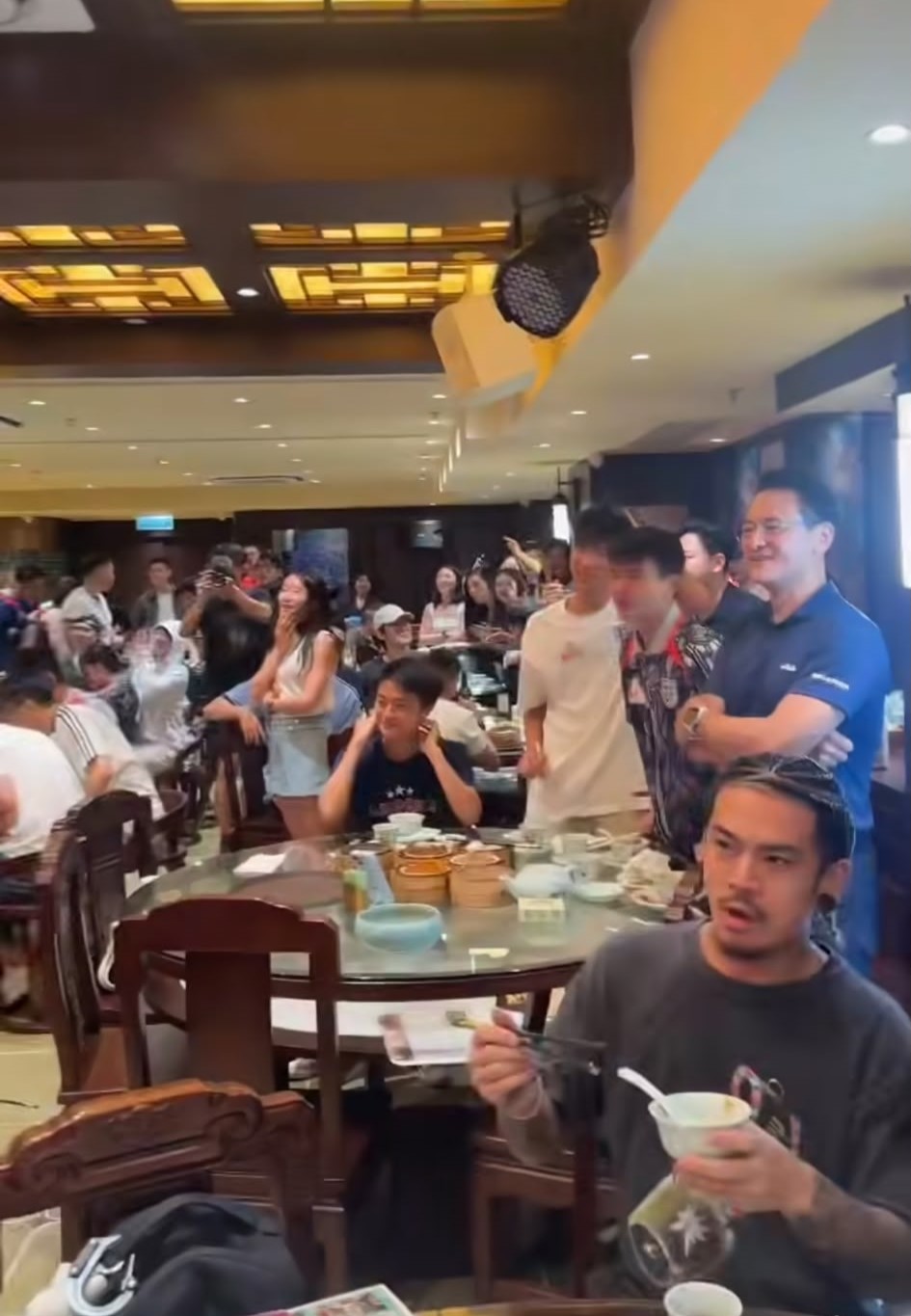 不少球迷選擇到有直播賽事的上環蓮香樓觀賽。lesterlaut@Threads 不少球迷選擇到有直播賽事的上環蓮香樓觀賽。lesterlaut@Threads