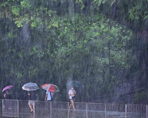 今次是天文台首次在上午8至9時發出黑色暴雨警告。