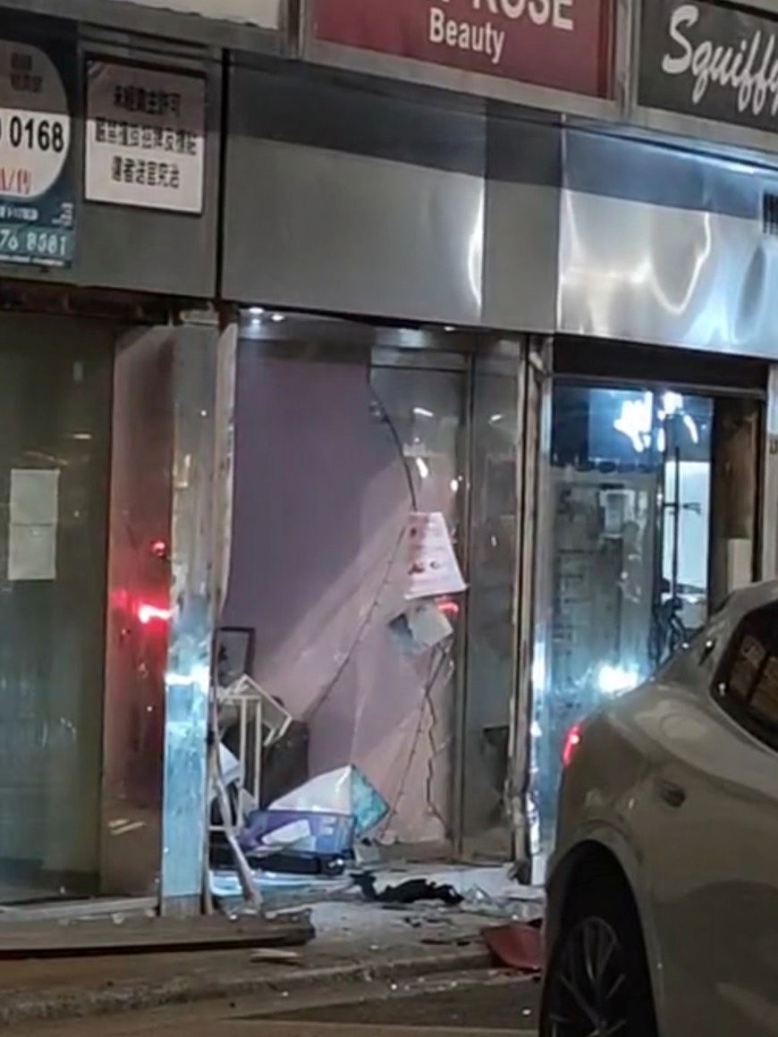 店舖正門嚴重損毀。FB：Greg Leung@西環變幻時