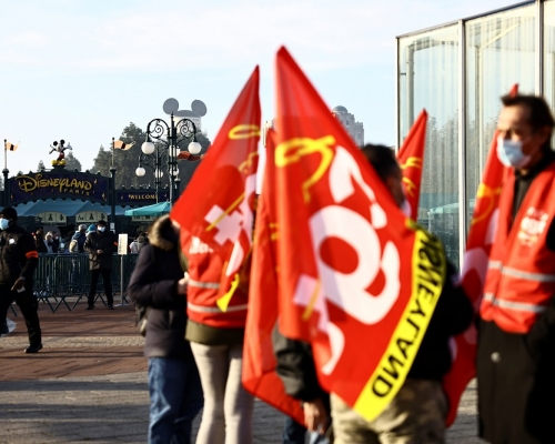法国巴黎迪士尼乐园一批员工在乐园外抗议。REUTERS图片