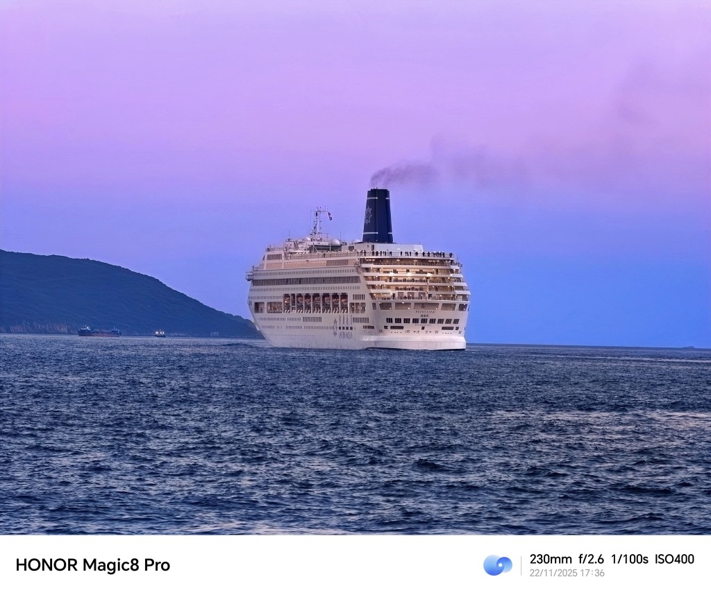 「浪漫藍調」為郵輪背景加添了詩情畫意。