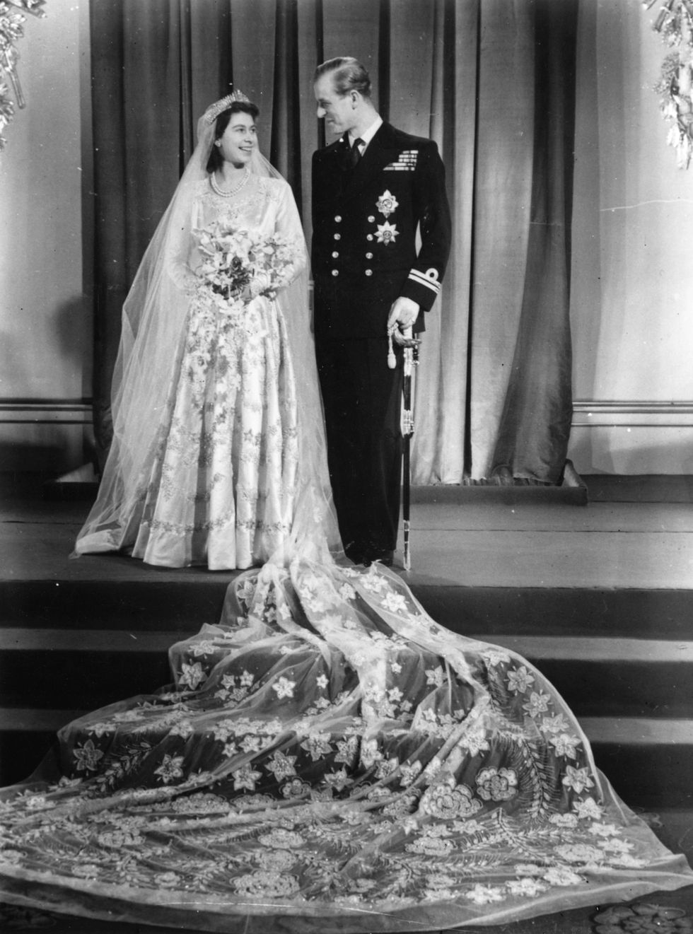 英女皇的婚紗依靠配給券下完成。網上圖片