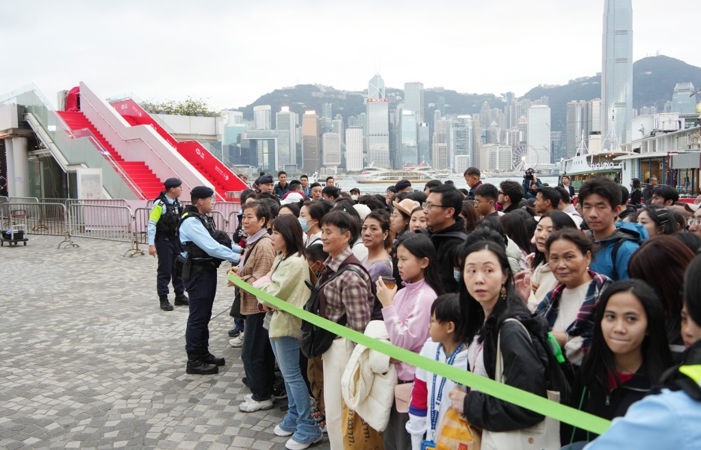 警方在海旁實施人潮管制措施。