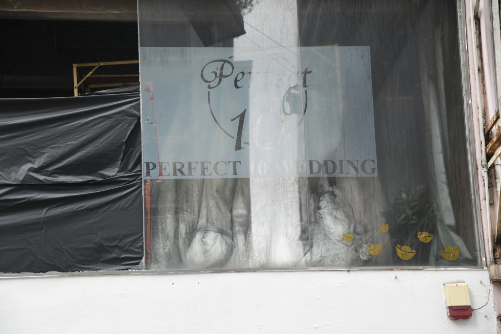 婚紗舖火災後婚紗被熏黑。楊偉亨攝