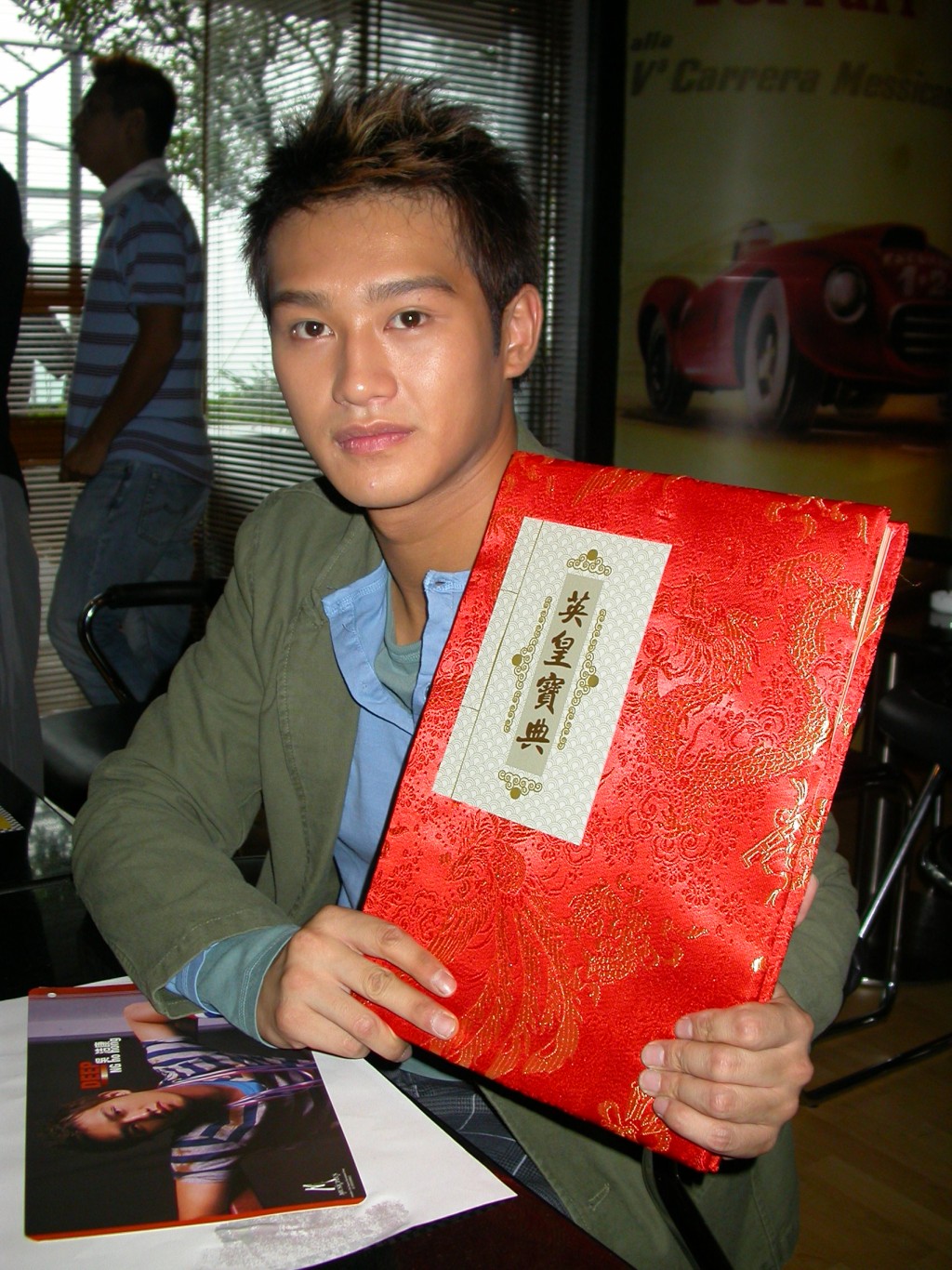 吴浩康是《2002全球华人歌唱大赛》冠军。